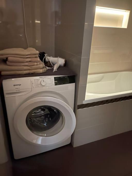 Priestranny 3 Izb. Apartman V Centre S Parkovanim. バンスカー・ビストリツァ エクステリア 写真