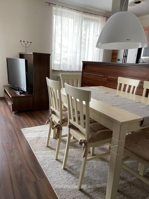 Priestranny 3 Izb. Apartman V Centre S Parkovanim. バンスカー・ビストリツァ エクステリア 写真