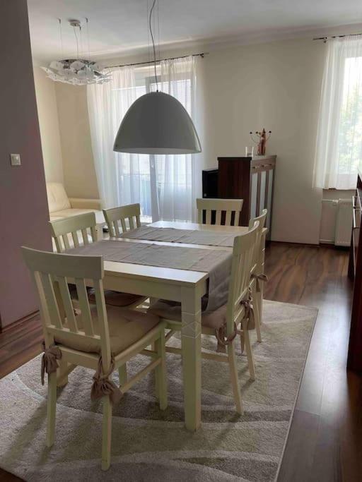 Priestranny 3 Izb. Apartman V Centre S Parkovanim. バンスカー・ビストリツァ エクステリア 写真